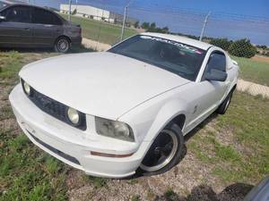 lot 3633 image: 2006 Ford Mustand White