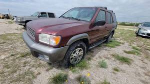 lot 3646 image: 2001 Nissan Pathfinder, Maroon