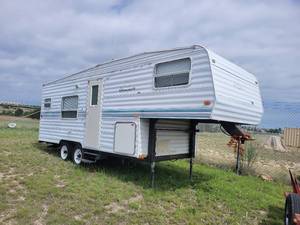 lot 3649 image: 1998 5th Wheel Sun Chaser RV