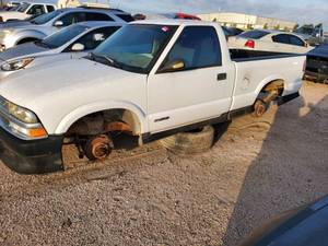 lot 3688 image: 1998 White Chevrolet S10 - See Photos