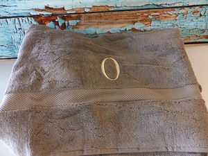 lot 23100 image: 802 Gram Turkish Bath Sheet, Initial O
