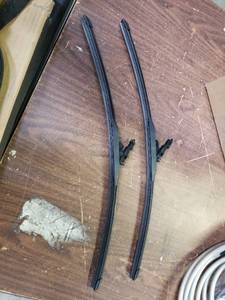 lot 9990 image: Wiper Blades (2 COUNT)
