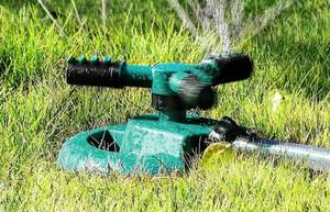 lot 14961 image: Sc0nni Garden Sprinkler, Adjustable 360 Degree Rotation Lawn Sprinkler Lot Of 2 (Blue)