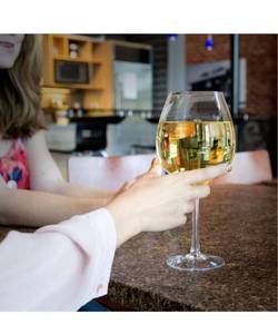 lot 11405 image: Big Betty XL Premium Jumbo Wine Glass, Holds a Whole Bottle of Wine, 750ml Capacity - Lot of 2