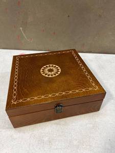 lot 11432 image: Beautiful Essential Oil Box Brown 11.5 x 11.5