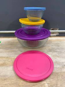 lot 13329 image: Pyrex Glass 3 Sculpted Mixing Bowls with 4 Colored Lids Various Sizes In Box