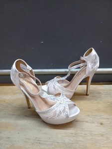 lot 16554 image: Dream Pairs White Lace High Heels For Women , Size 8 12