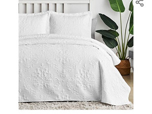 lot 16565 image: Hansleep Quilt Set Ultrasonic Lightweight Bed Decor Coverlet Set Comforter Bedding Cover Bedspread for All Season Use (White, FullQueen)