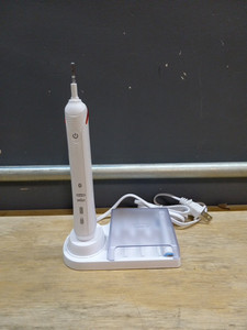lot 16569 image: Oral B Braun Electric Toothbrush - Includes Charger And Stand , And Toothbrush Storage