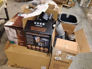 lot 100 image: Bedding, single Coffee Maker, Housewares Items , Miscellaneous Pallet (SOLD AS IS)