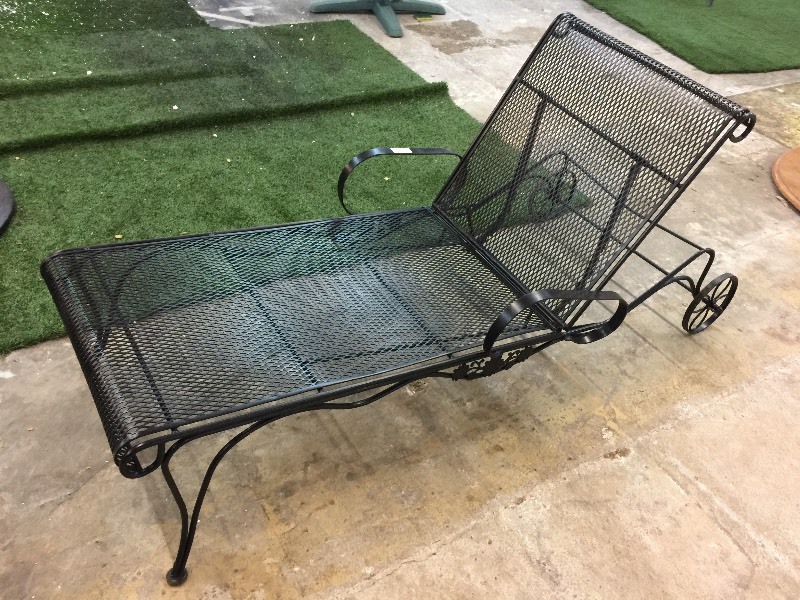 lot 1382 image: METAL MULTILEVEL RECLINING LOUNGE CHAIR