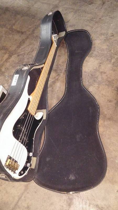 lot 1271 image: GIBSON GUITAR
