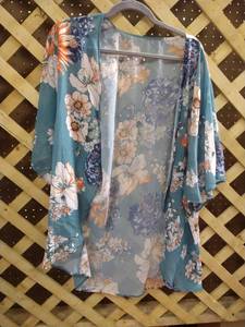 lot 1387 image: Light weight cover up top open front