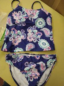 lot 1388 image: Jr 2 piece tankini style swimsuit marked size 15 looks like small medium
