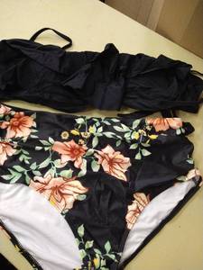 lot 1390 image: xl floral and black 2 PC swimsuit padded top