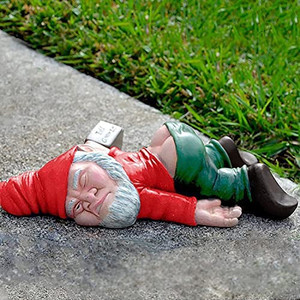lot 8437 image: Funny Drunk Dwarf Garden Gnome Statues Decoration, Creative Dwarf Garden Statue Decoration, Drunk Gnome Resin Sculpture Novelty Gift for Outdoor Indoor Patio Yard Lawn Porch Ornament Decor