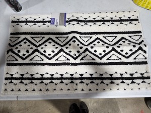 lot 4127 image: Better Homes & Gardens 21 x 34 Bath Rug