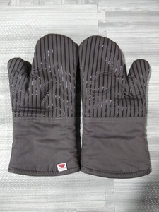 lot 2581 image: Set of 2 Gray Heat Resistant Oven Mitts Gray