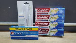 lot 4570 image: Lot of Oral Hygiene Items