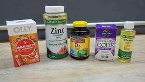 lot 4574 image: Lot of Adults Vitamins & 1 Body Oil Vitamin E