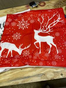 lot 6019 image: Lot of 4 decorative Christmas pillow cases