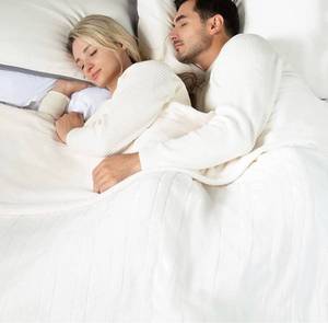 lot 12390 image: WOOMER Soft Flannel Electric Heated Blanket, Fast Heat Up, 100 x 90 King Size, 10 Heat Levels & 0.5-12 Hour Auto-Off, Two Controllers, Overheat Protection