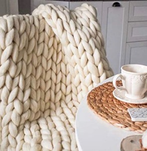 lot 1342 image: Chunky Knit Blanket