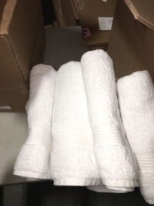 lot 1418 image: White Towels