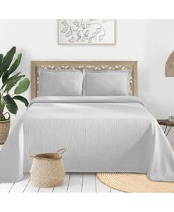 lot 5793 image: Superior Medallion Jacquard Matelasse 3 Piece Bedspread Set, Queen