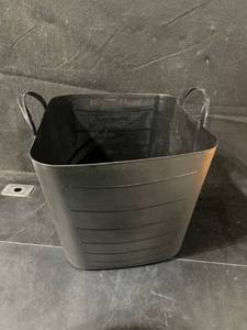 lot 5806 image: 25 L Tub with Handles