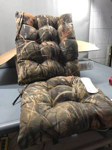 lot 100753 image: realtree max 4 camo cushions