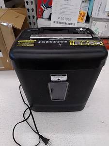 lot 29722 image: Amazon Basics Paper Shredder