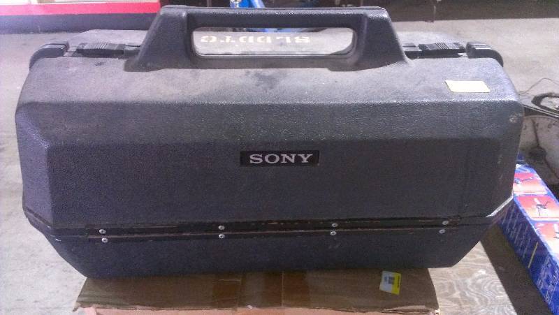 lot 1877 image: Sony DXC-1800 Video Camera w Case