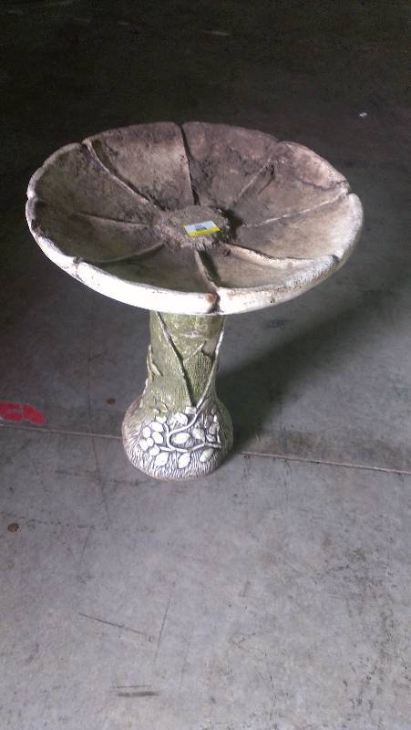 lot 1905 image: Stone Bird Bath