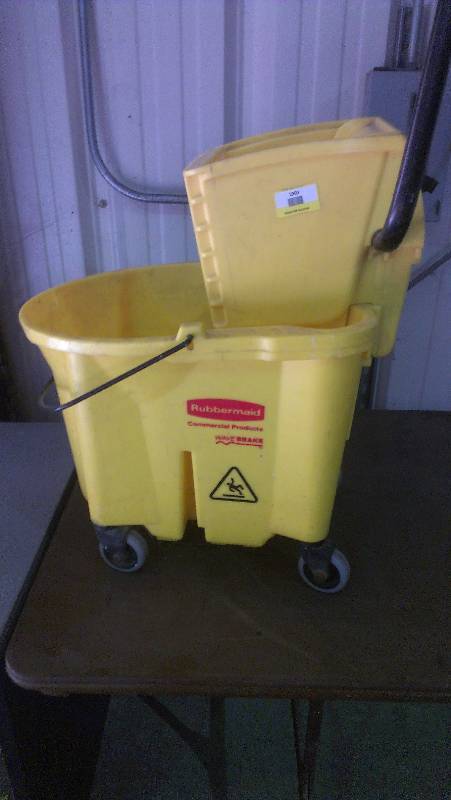 lot 1909 image: Rubbermaid Mop Bucket & Wringer