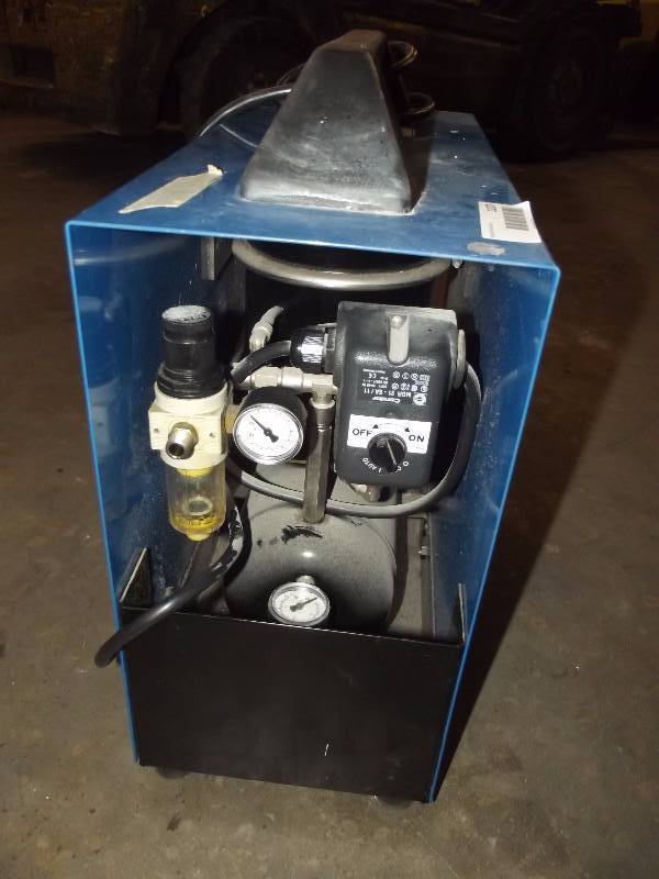 lot 1107 image: BADGER TRILLION-AIR OIL RECIPROCATING PISTON for air brush painting