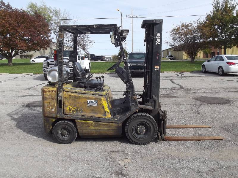lot 1125 image: Yale Forklift 4000lb Lift Capacity