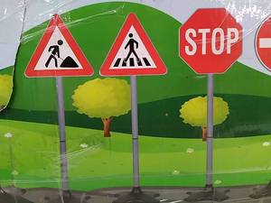 lot 32144 image: Kiddie Play Traffic Lights and Signs