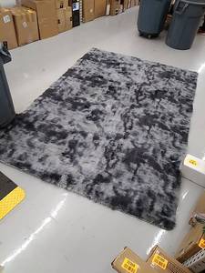 lot 32345 image: Shag Area Rug