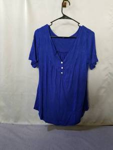 lot 71873 image: WOMENS PETITE V NECK T SHIRT SIZE SMALL