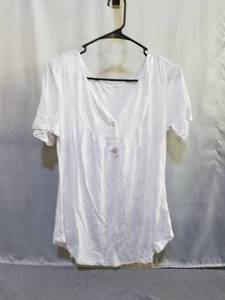 lot 71907 image: WOMENS PETITE V NECK T SHIRT SHORT SLEEVES BUTTON DOWN TEE SIZE SMALL