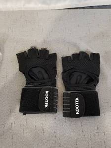lot 71924 image: KOOTEK FITNESS GLOVES SIZE LARGE