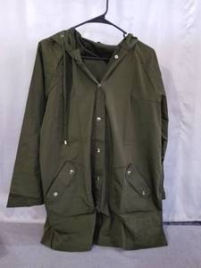 lot 71947 image: BBX LEPHSNT WOMENS LIGHTWEIGHT RAINCOAT SIZE LARGE