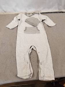 lot 71985 image: Moon and Back Baby Organic Long-Sleeve One-Piece Pocket Coverall with Cap Set Size 24 Months