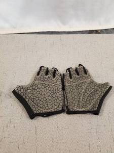 lot 71995 image: ANQIER BIKE GLOVES SIZE MEDIUM