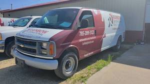 lot 7111 image: 2002 Chevy 5.7L Van, White