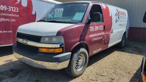 lot 7115 image: 2007 Chevy Van, White