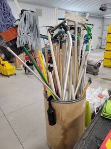 lot 7198 image: Tub of Cleaning Supplies ( Brooms Mops and Squeegee)