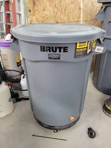 lot 7201 image: Brute 55 Gallon Trash Can with Lid