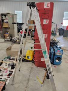 lot 7214 image: Louisville 6ft Ladder